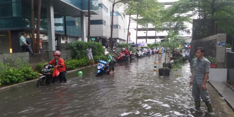 genangan-di-jalan-tosari-rendam-puluhan-motor-yang-parkir