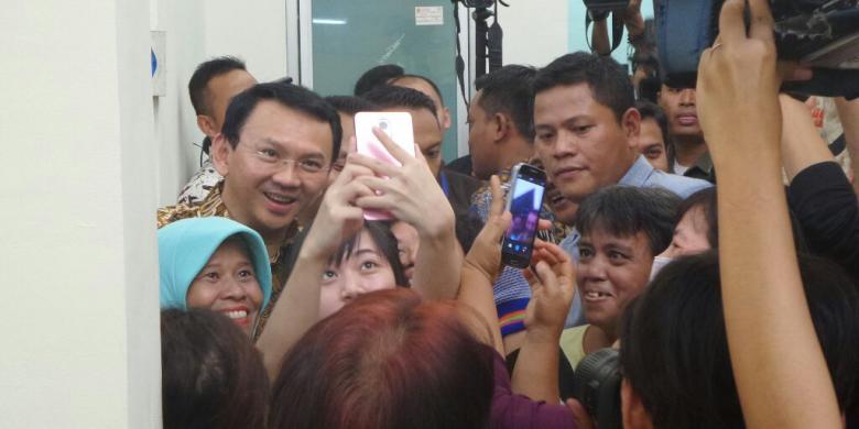 didemo-ahok-malah-laris-manis-diajak-foto-warga-tambora