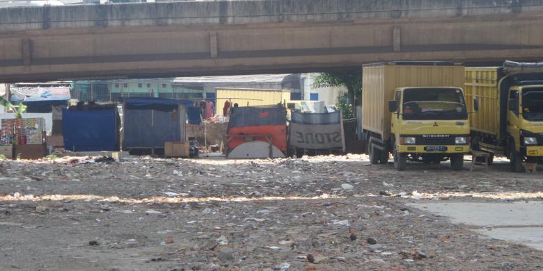 Meski Sering Digusur, Warga Kolong Tol Wiyoto Wiyono Tetap Bertahan
