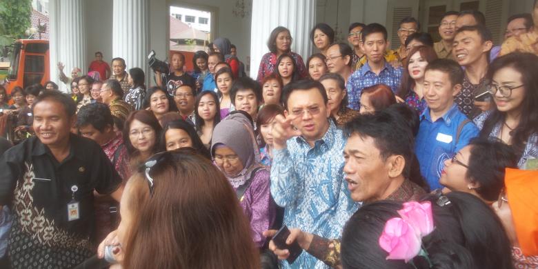 Saat Puluhan Orang Antre untuk Berfoto dengan Ahok