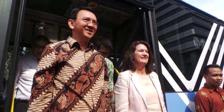 Ahok Pamerkan Bus Transjakarta &quot;Lower Deck&quot; kepada Menteri Perdagangan Swedia