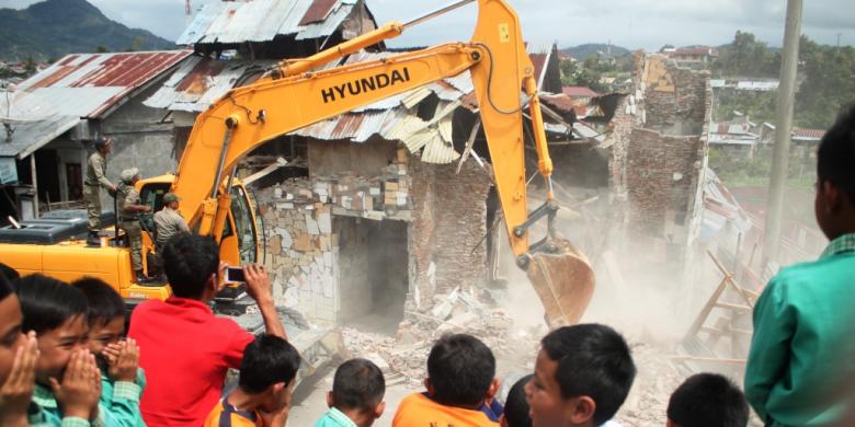 &quot;Makan&quot; Badan Jalan, Bagian Depan Rumah Tukang Becak Dihancurkan Satpol PP