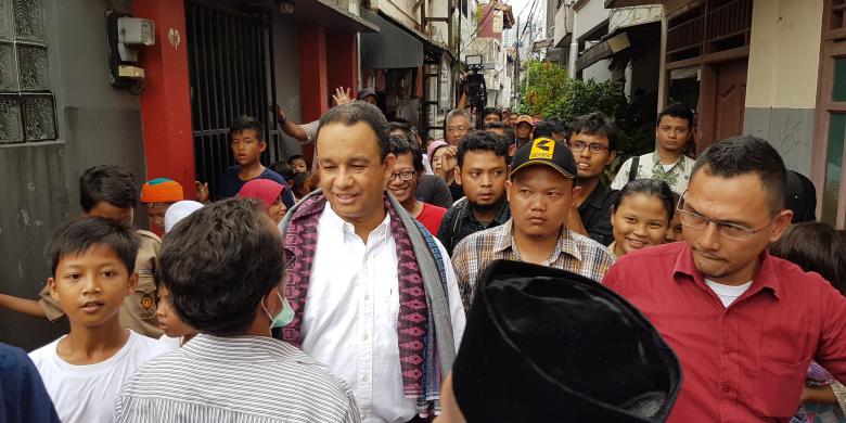 &quot;Blusukan&quot; Anies di Tengah Kelompok Warga Penolak Ahok