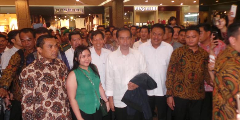 Malam-malam, Jokowi Bikin Heboh Manado Town Square