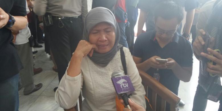 sambil-menangis-ibu-ini-mengadu-kebanjiran-dan-minta-rusun-kepada-ahok