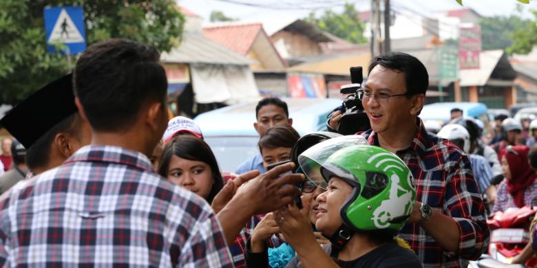 Dari Dalam Mobil, Seorang Wanita Paksa Cium Pipi Ahok