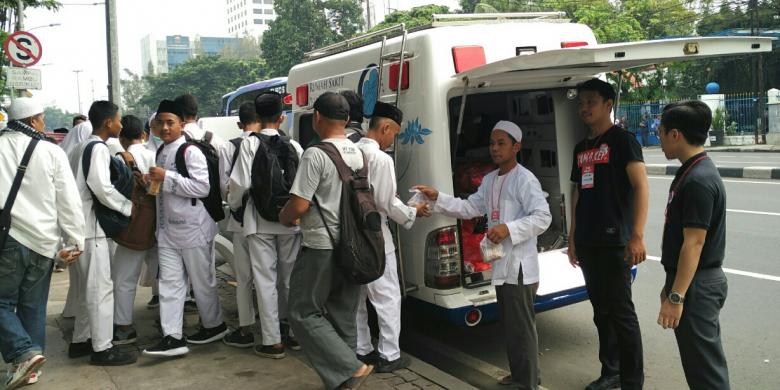 menuju-istiqlal-pendemo-bagikan-nasi-bungkus-untuk-pengendara-motor
