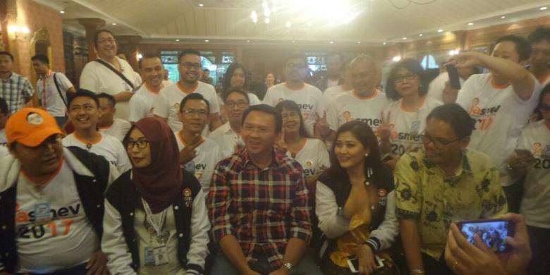 Ahok bergembira dengan relawannya