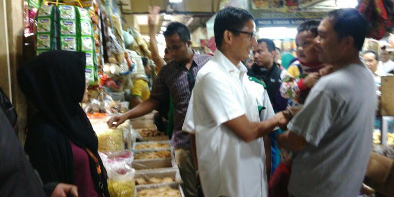 Sandiaga Sapa &quot;Horas&quot;, Ibu Ini Balas dengan &quot;Simbol 2 Jari&quot; untuk Ahok