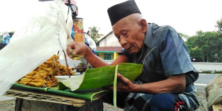 Kakek 95 Tahun Berjualan Tahu hingga Dini Hari, Untung Hanya Rp 16.000