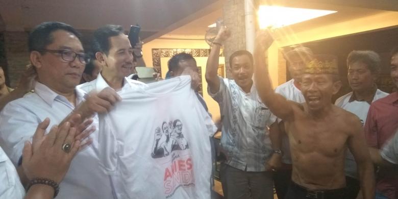 deklarasikan-dukungan-untuk-anies-sandi-pengurus-pdi-p-lepas-seragam