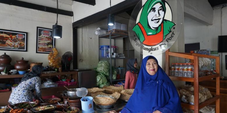 Di Tangan Bu Poer, Nasi Bungkus Ini Naik Kelas