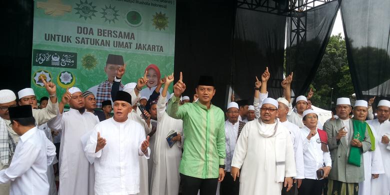 Warga yang Hadir di Acara Ini Dibaiat untuk Pilih Agus-Sylvi