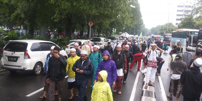 Jelang Siang, Massa Terus Berdatangan ke Masjid Istiqlal