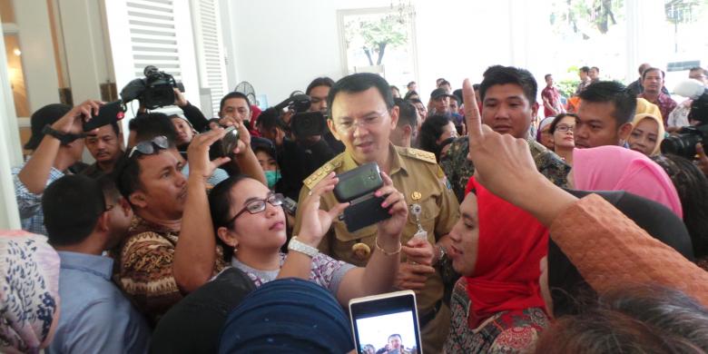 Petahana Kembali, Balaikota Ramai