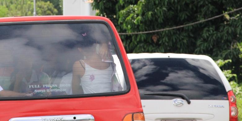 Rayakan Kelulusan, Siswi Ini Buka Baju di Angkot