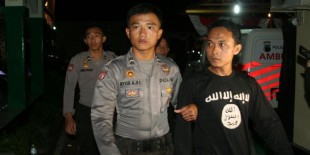 Pakai Kaus ISIS, Seorang Pedagang Es Kelapa Muda Diamankan