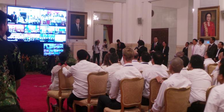 &quot;Teleconference&quot; dari Istana, Jokowi Janjikan Hadiah Sepeda untuk Siswa di Papua