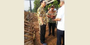 Pakai Crocs, Ahok Becek-becekan di Tanggul Kali Sunter