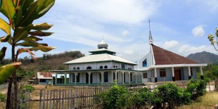 Berdiri di Halaman yang Sama, Masjid dan Gereja Ini Jadi Simbol Toleransi