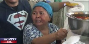 Ibu Ini Menangis saat Dagangannya Disita karena Brjualan Siang Hari di Bulan Ramadhan