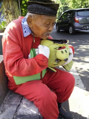 Apakah Kakek "Winnie the Pooh" Masih Layak Dikasihani???