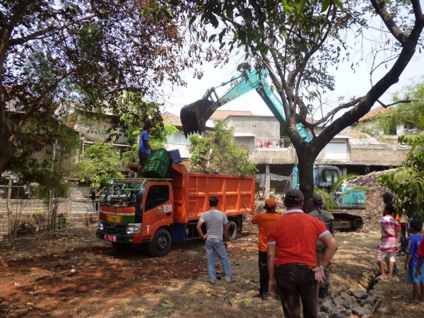 Sampah menggunung selama 30 tahun di Cipinang akhirnya diangkat juga