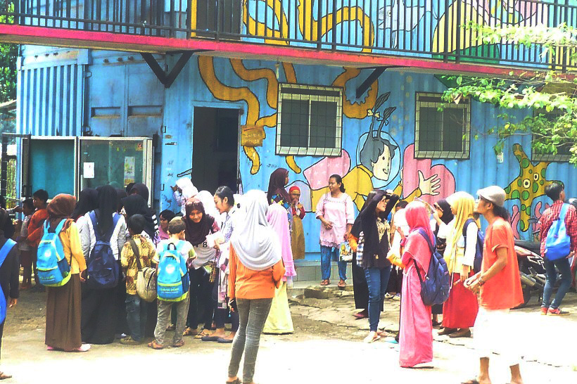 Sekolah Kaum Dhuafa Berdinding &quot;Peti Kemas&quot; di Sudut Terminal Kota Depok