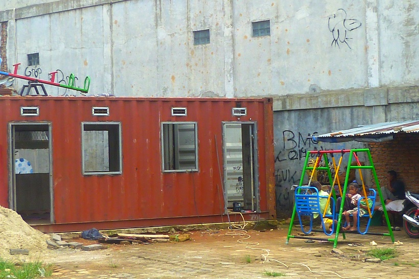 Sekolah Kaum Dhuafa Berdinding &quot;Peti Kemas&quot; di Sudut Terminal Kota Depok