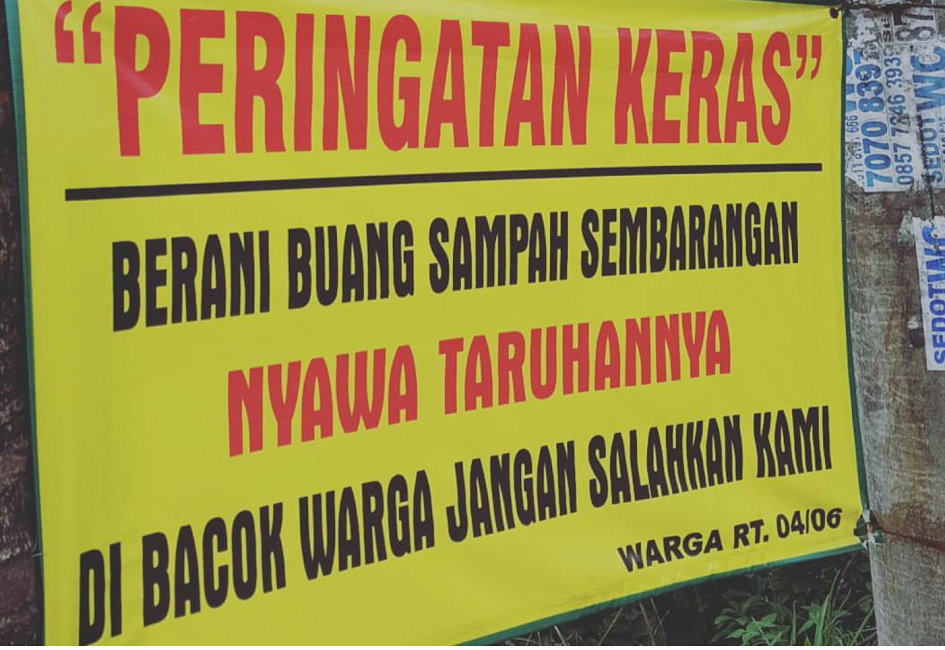 Ngakak banget gan, Spanduk kutukan bagi orang yang suka buang sampah sembarangan