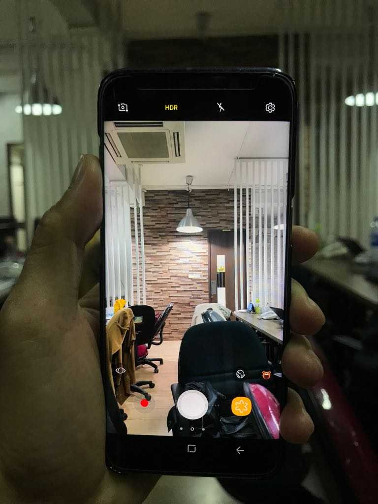 HP jaman now, bezel-less = keren atau rempong?