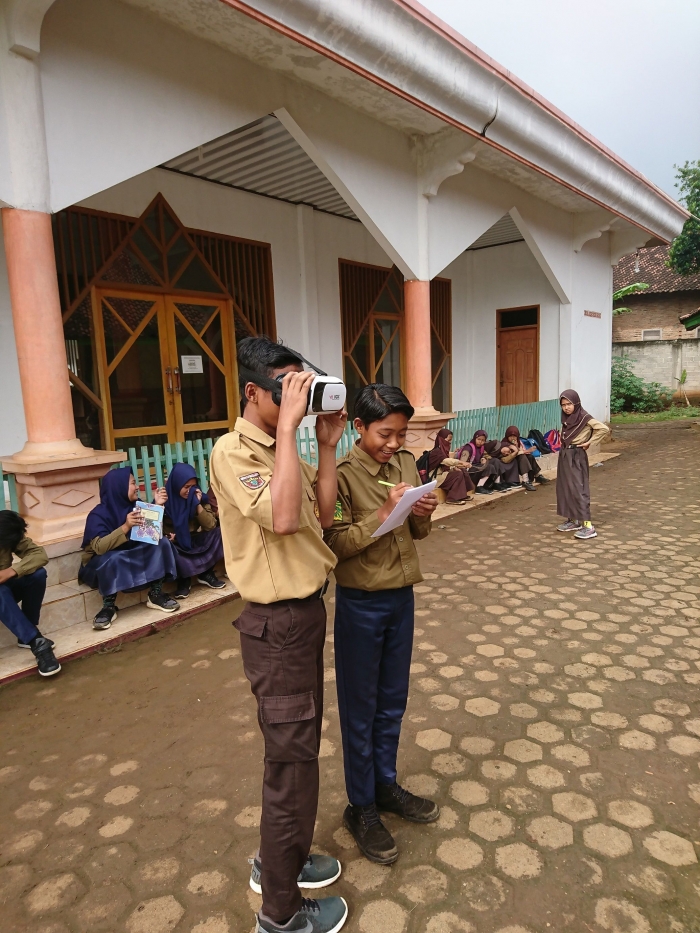 Dan seharusnya gurumu sudah mengajar dengan teknologi ini!