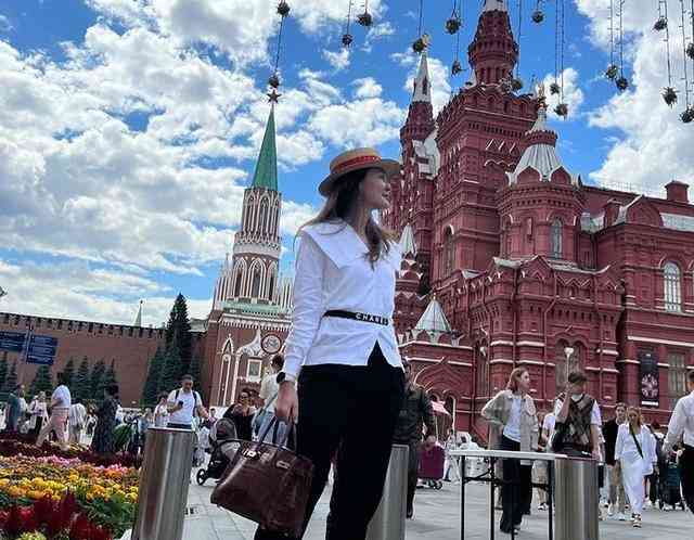 Lihat Yuk Gaya Luna Maya saat Berlibur di Moskow Rusia