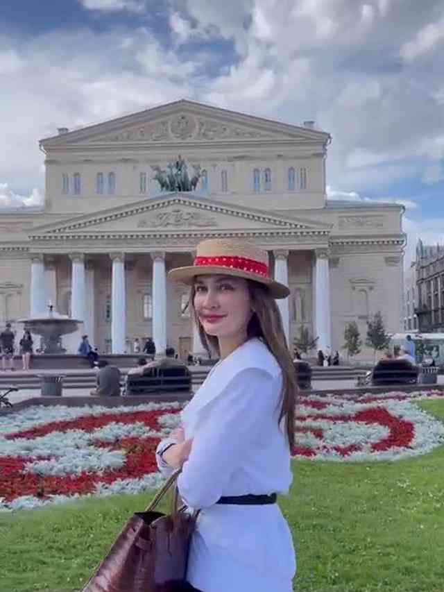 Lihat Yuk Gaya Luna Maya saat Berlibur di Moskow Rusia