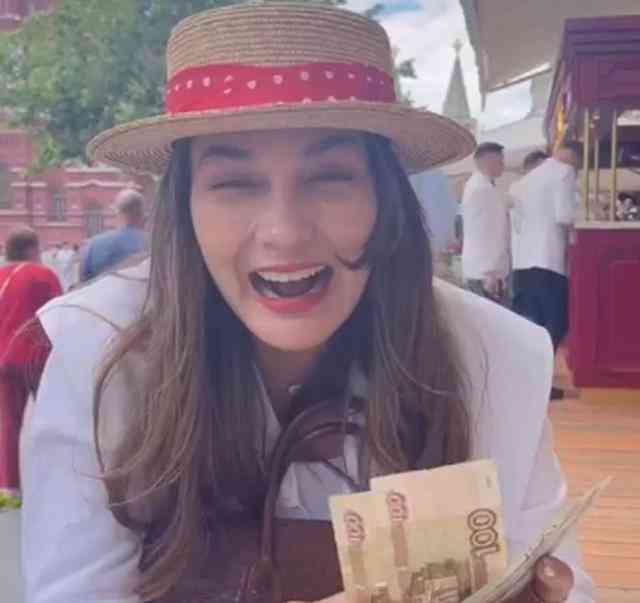 Lihat Yuk Gaya Luna Maya saat Berlibur di Moskow Rusia