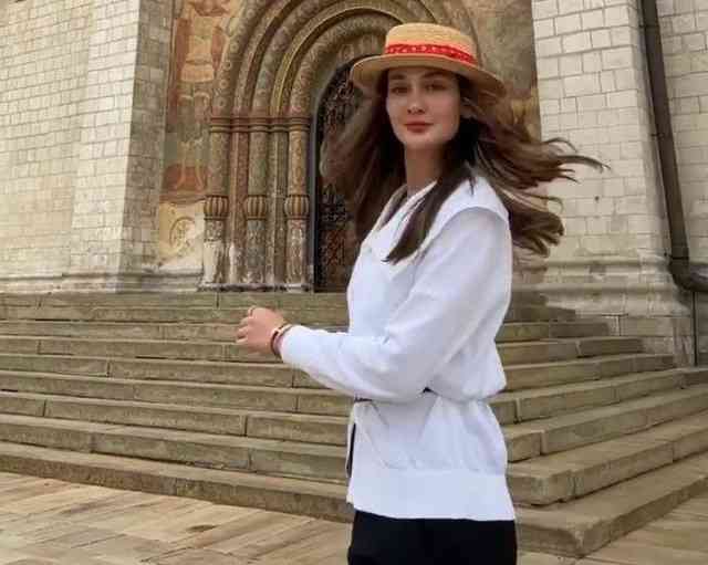 Lihat Yuk Gaya Luna Maya saat Berlibur di Moskow Rusia