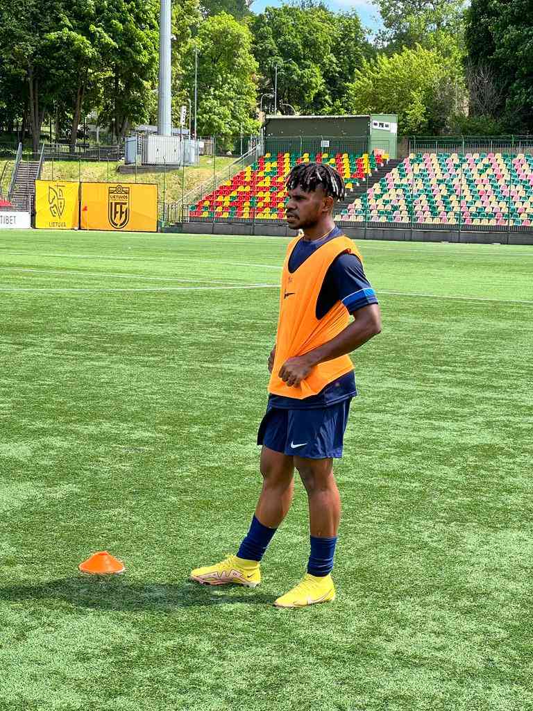 Barnabas Sobor Latihan Resmi Bersama Klub Eropa FK Riteriai ( Arya Pradana Budiarto )