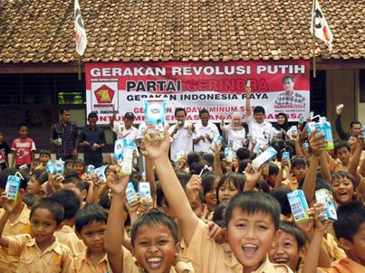 Anies Baswedan Bagikan Susu Revolusi Putih Prabowo Subianto