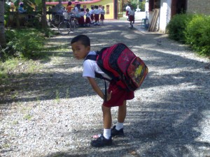 Curhat para Ortu yang Anaknya Mesti Memanggul Beban Tas Berat ke Sekolah