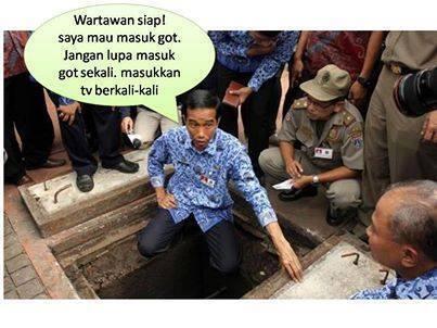 &#91;PIC&#93; Foto Jokowi Panjat Pegangan Tangga jadi Cemoohan di Medsos