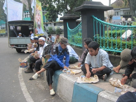 Partai Emak-Emak Prabowo Sandiaga Bagi-bagi Nasi Bungkus