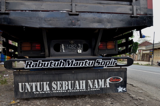 Tulisan Truk Kreatif Yang Bikin Tertawa, Hanya Ada di Indonesia