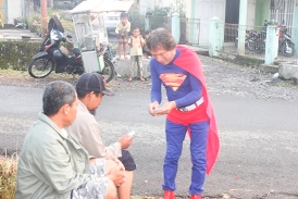 CALEG INI KAMPANYE PAKE BAJU SUPERMAN 
