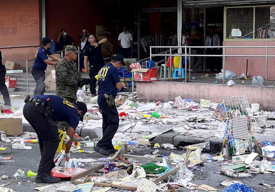 bomb-outside-shopping-centre-kills-two-wounds-28-in-philippines