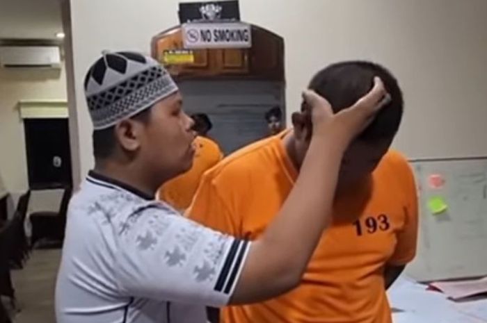 Momen Badru Ruqyah Begal Payudara di Polres Jaksel