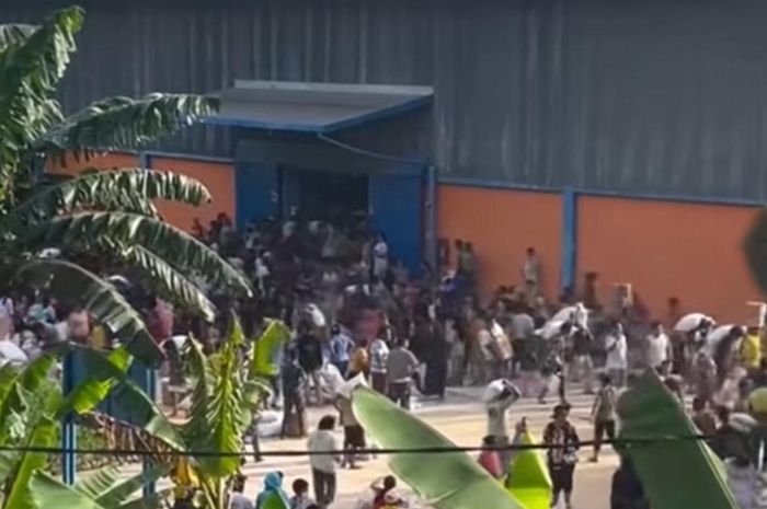 Banjir Tapteng, Aksi Penjarahan Berlanjut ke Gudang Bulog