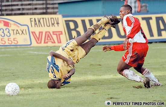 FOTO PALING UNIK .... BARBEL MELAYANG DIUDARA !!!