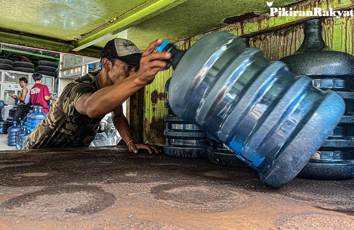 Minum Air Galon Bikin Kelas Menengah Jatuh Miskin, Ini Penyebab dan Dampaknya
