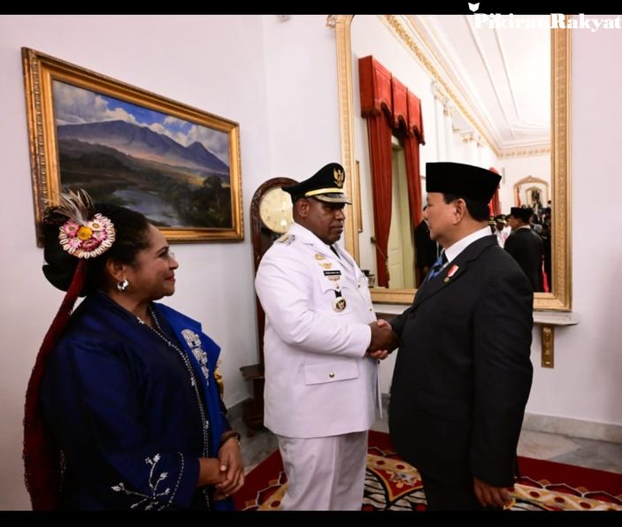 momen-presiden-prabowo-jumpa-mantan-pilotnya-kini-bupati-jayawijaya