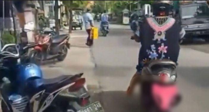 Viral Aksi Unik Emak-emak Hindari Tilang Elektronik di Jalan Raya, Celana Dalam Pink